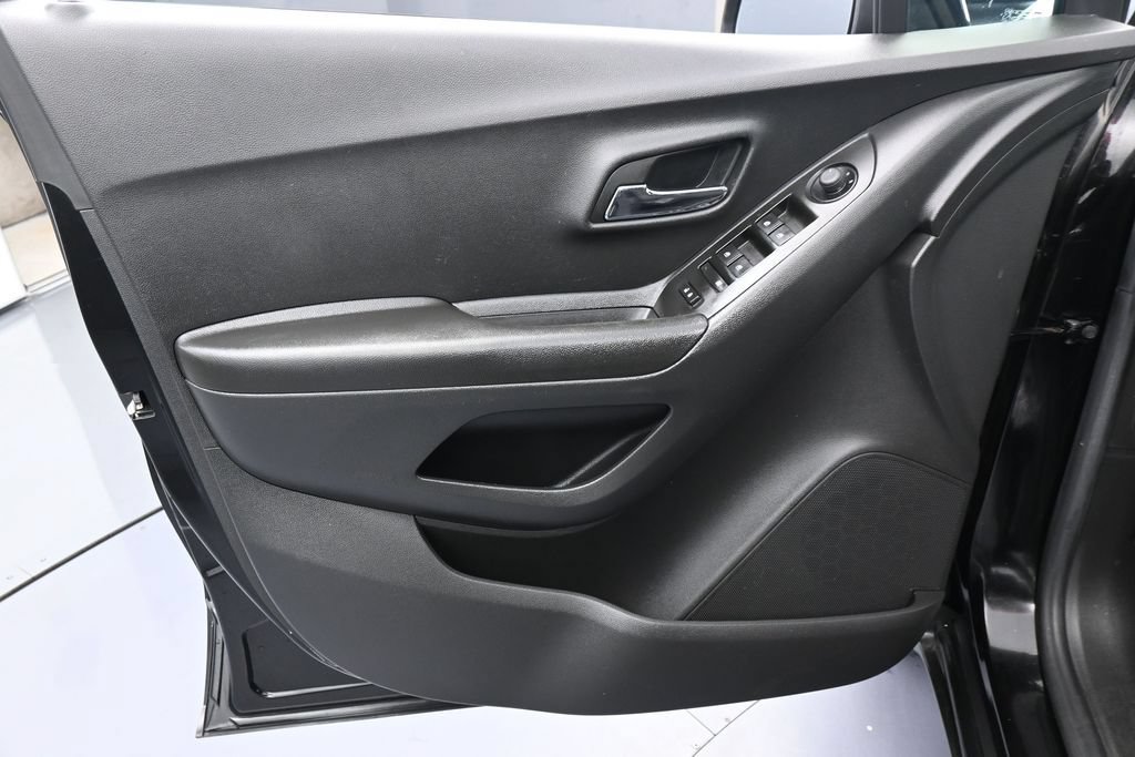 Used 2022 Chevrolet Trax LS AWD/4WD image 13
