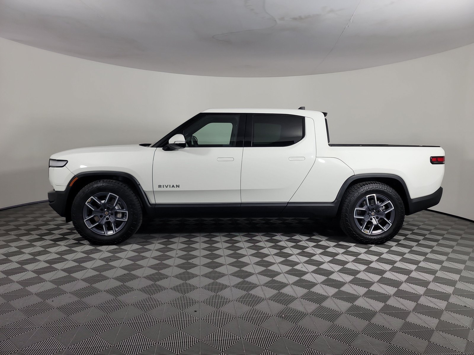 Used 2024 Rivian R1T Adventure AWD/4WD image 2