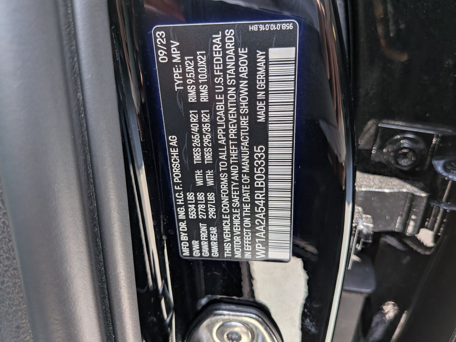 Certified 2024 Porsche Macan AWD/4WD image 30