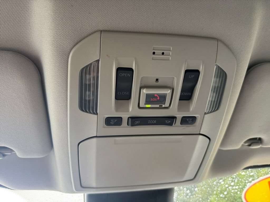 Used 2021 Toyota Highlander XLE AWD/4WD image 26