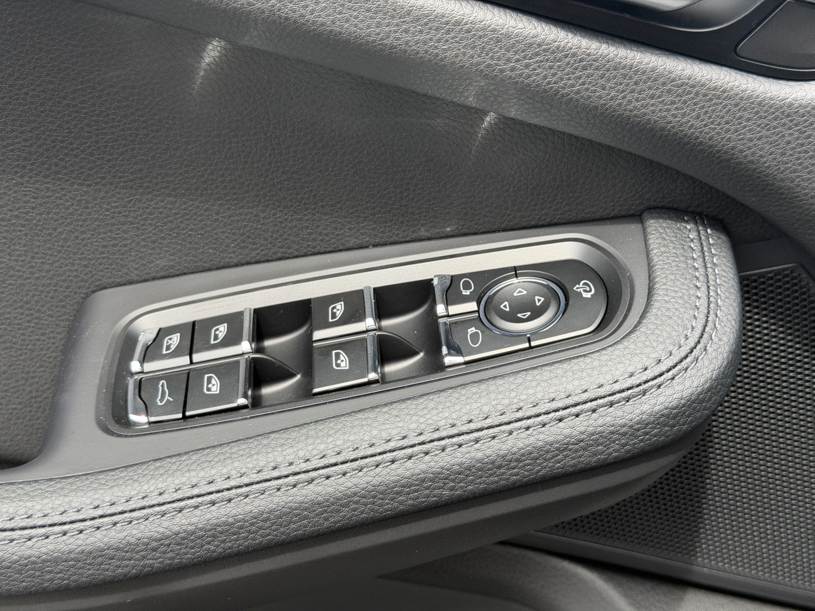 New 2026 Porsche Macan AWD/4WD image 23