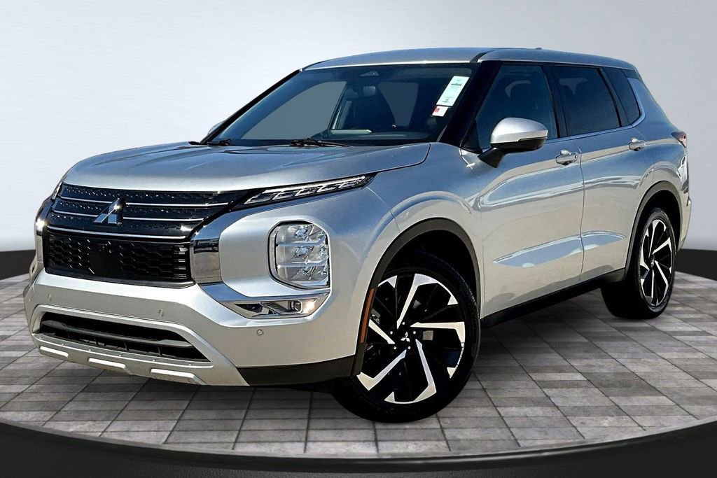 Used 2024 Mitsubishi Outlander SE image 1