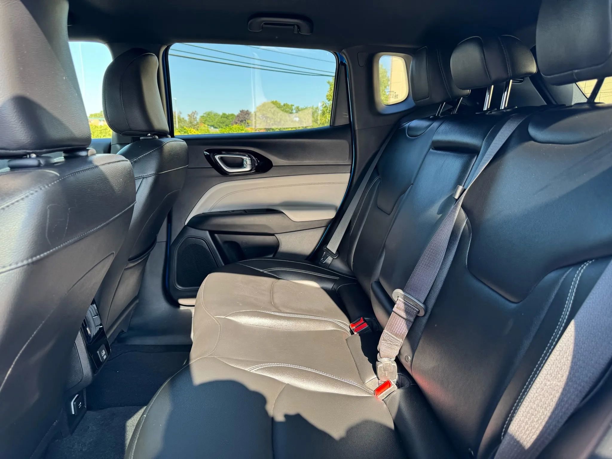 Used 2025 Jeep Compass Limited image 33