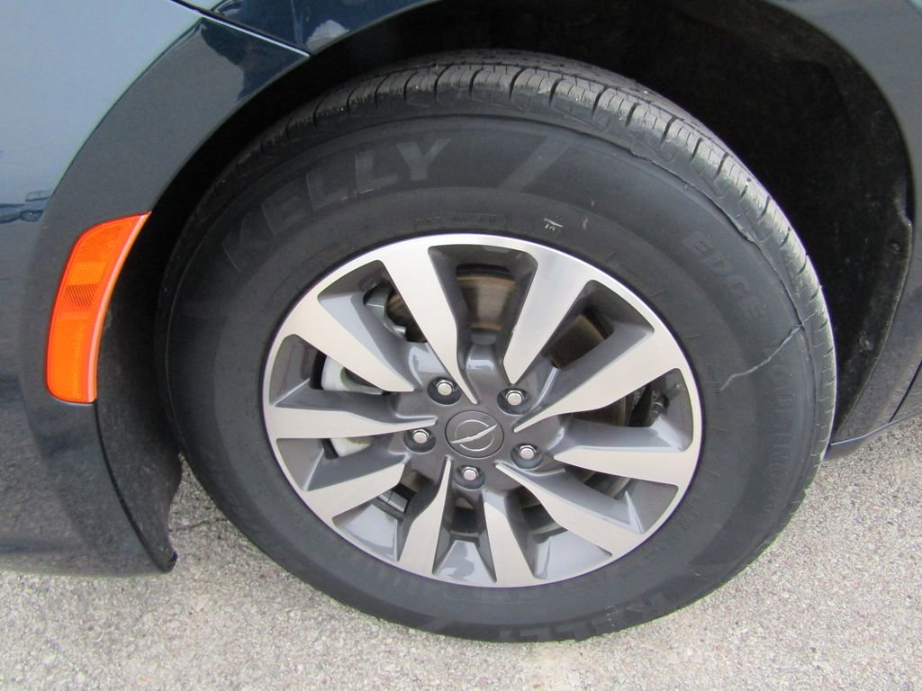 Used 2023 Chrysler Pacifica Touring-L image 29