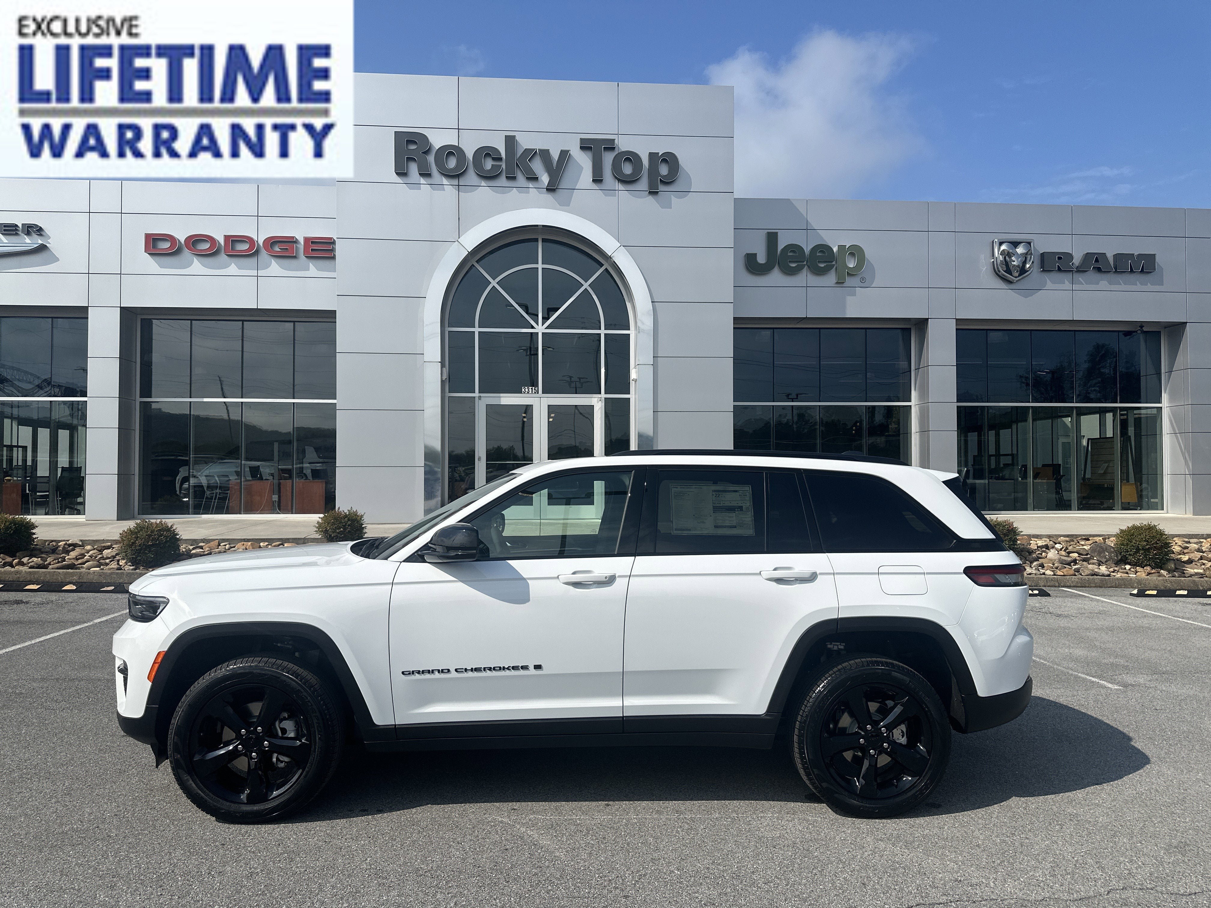 New 2025 Jeep Grand Cherokee Limited w/ Black Appearance Package AWD/4WD video 1