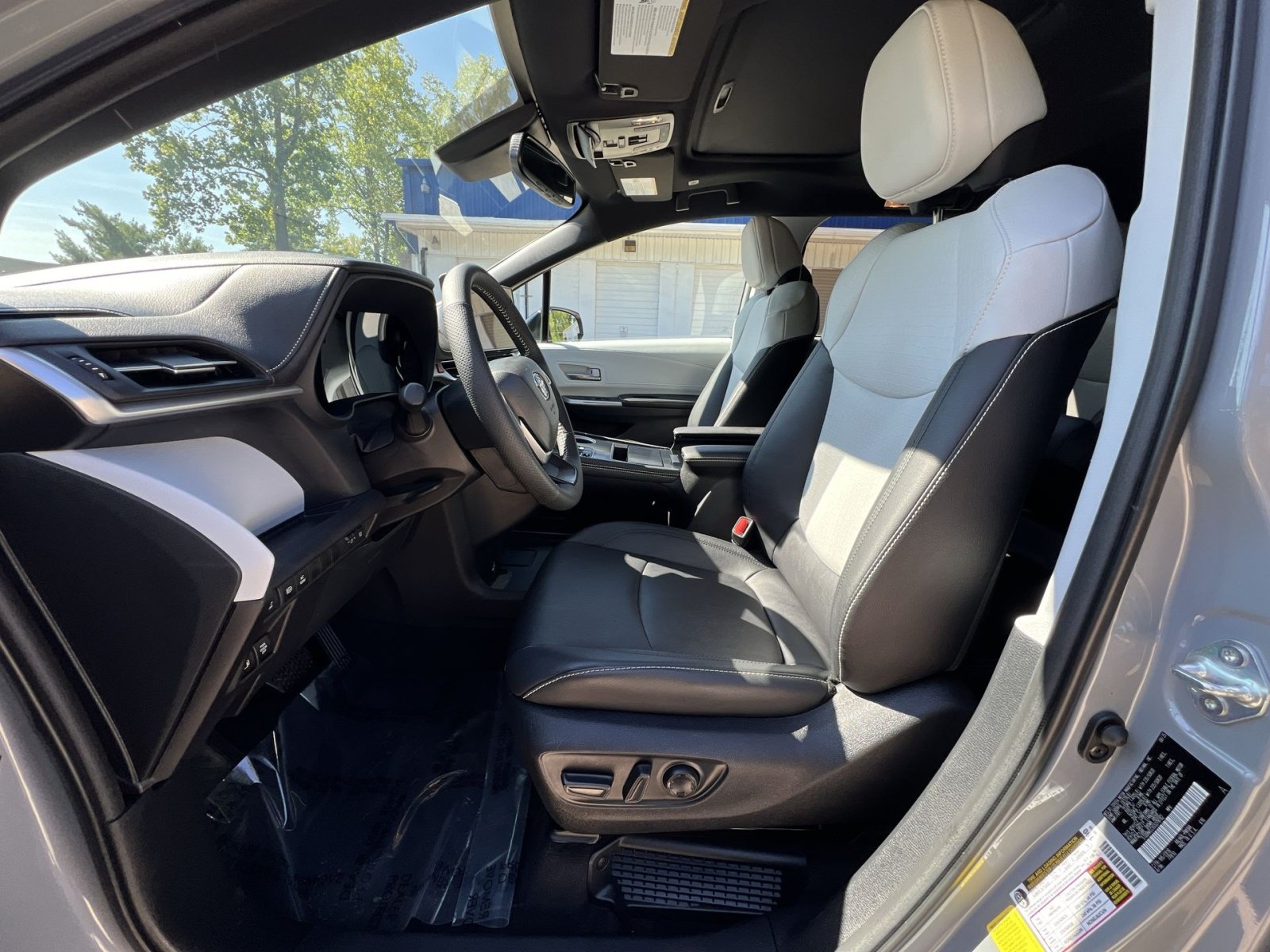 Used 2025 Toyota Sienna XSE w/ XSE Plus Package FWD image 18