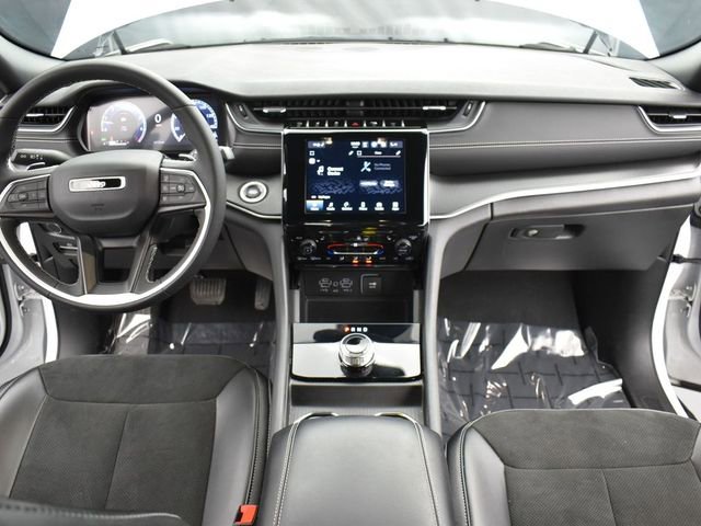 Used 2023 Jeep Grand Cherokee Altitude image 11