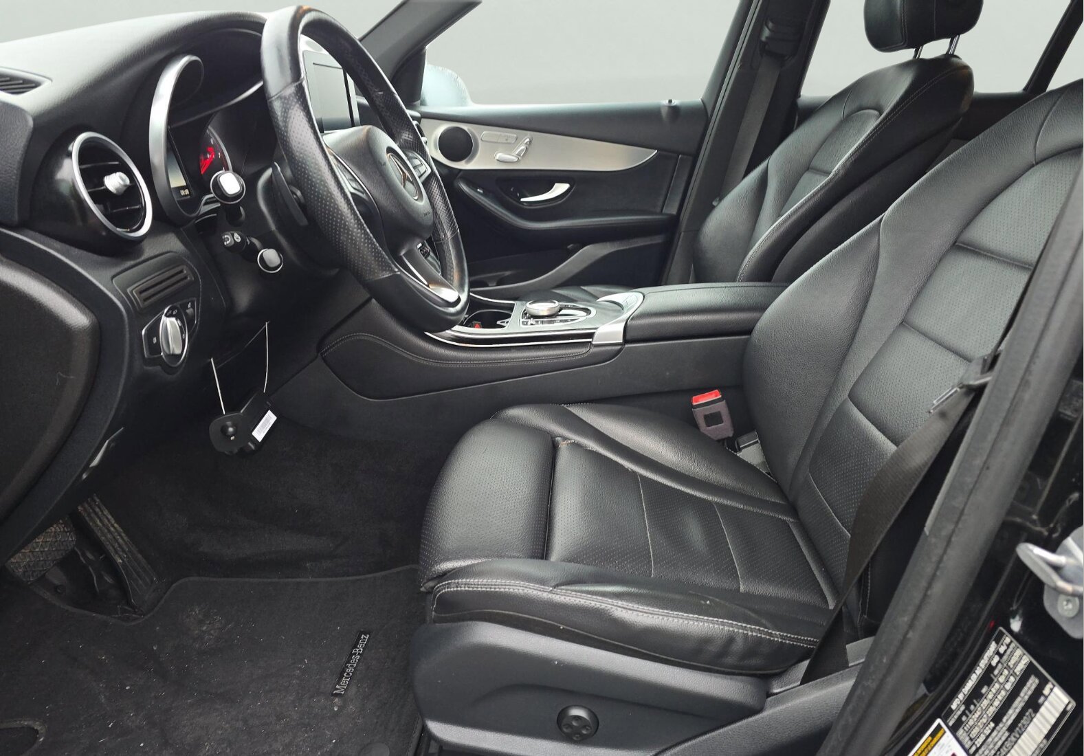 Used 2019 Mercedes-Benz GLC 300 4MATIC w/ Premium Package image 10