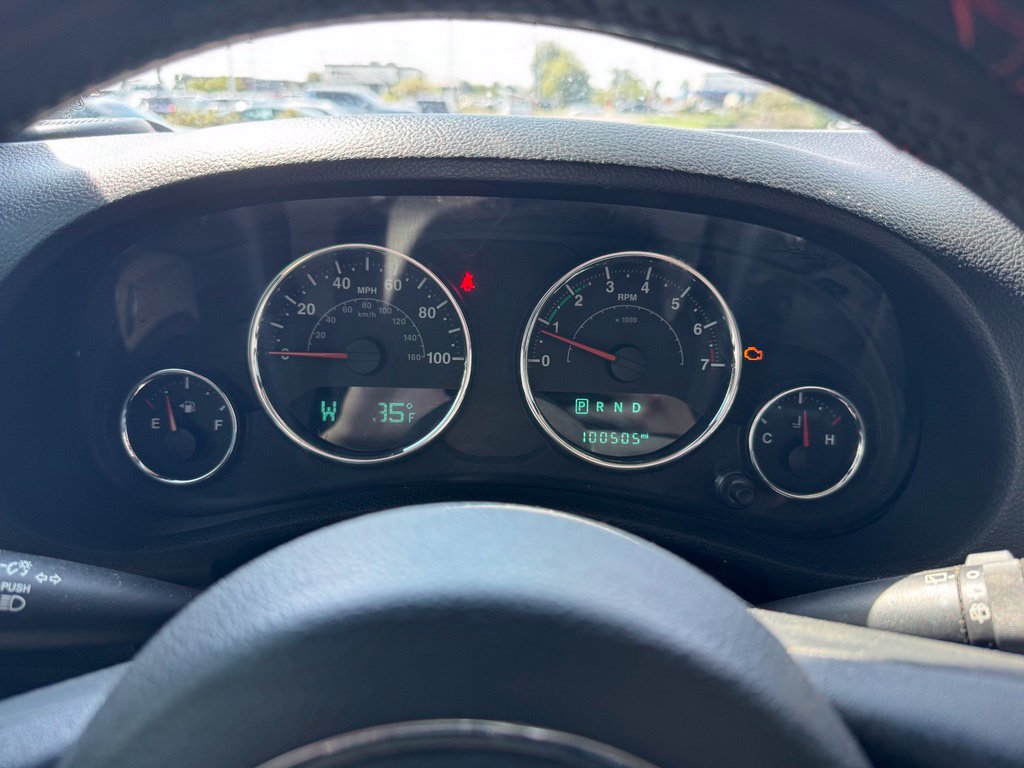 Used 2015 Jeep Wrangler Unlimited Rubicon w/ Connectivity Group AWD/4WD image 14