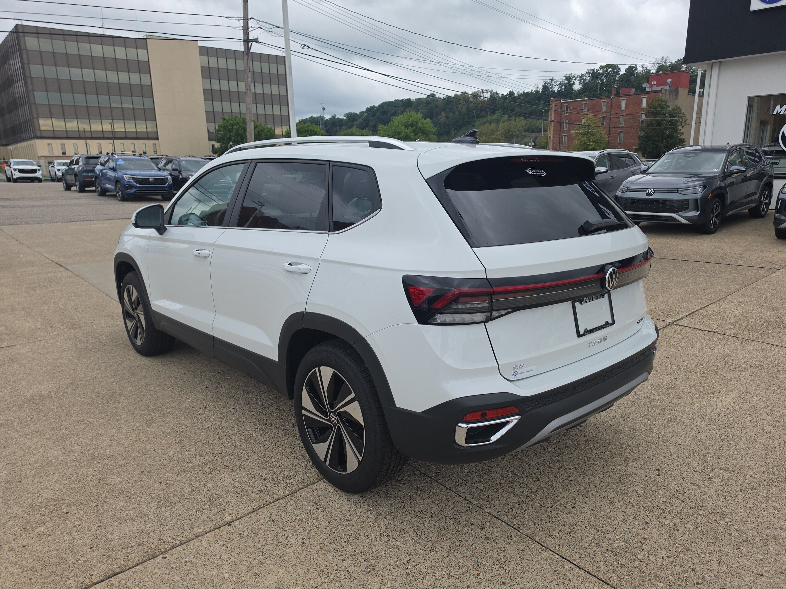 New 2026 Volkswagen Taos SE AWD/4WD image 3