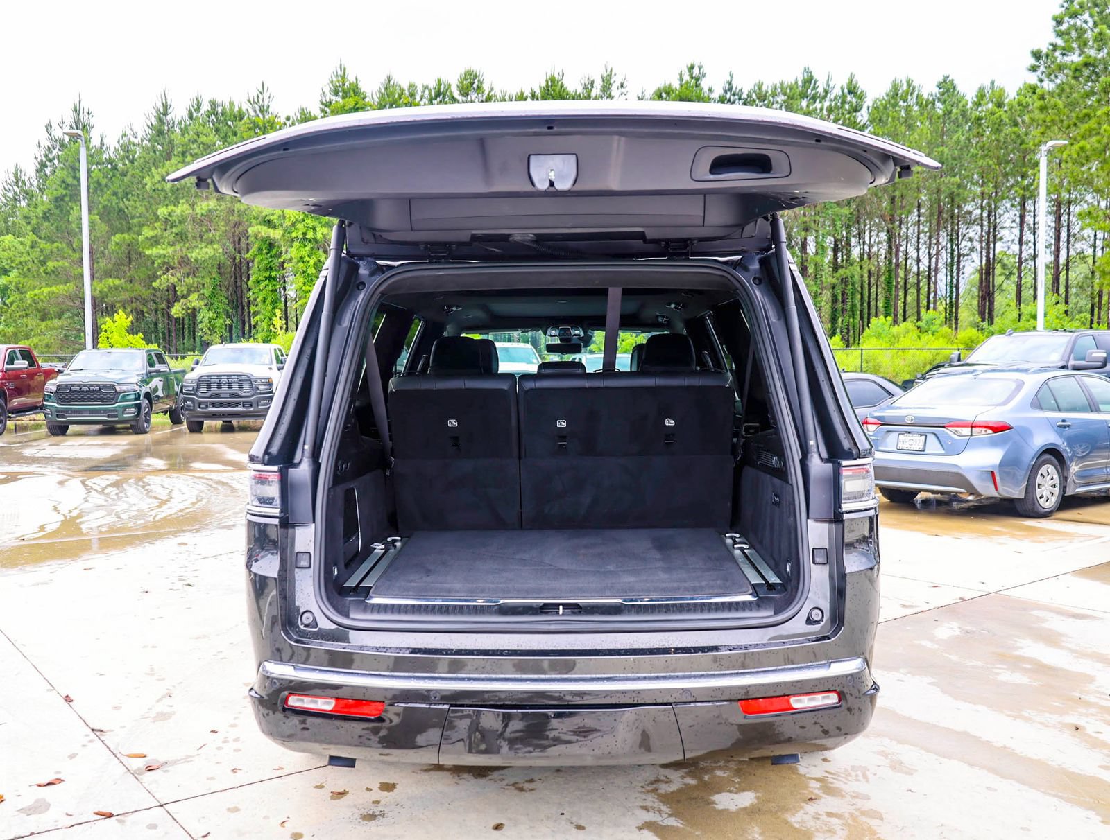 Used 2023 Jeep Grand Wagoneer L Series II AWD/4WD image 6