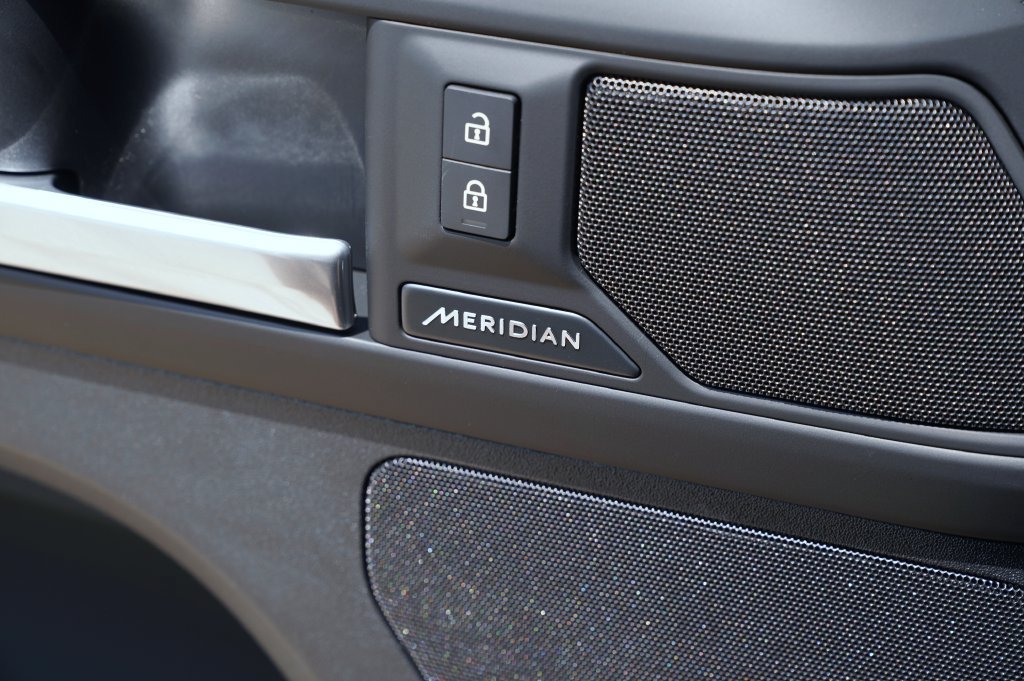New 2026 Land Rover Defender 110 S AWD/4WD image 11