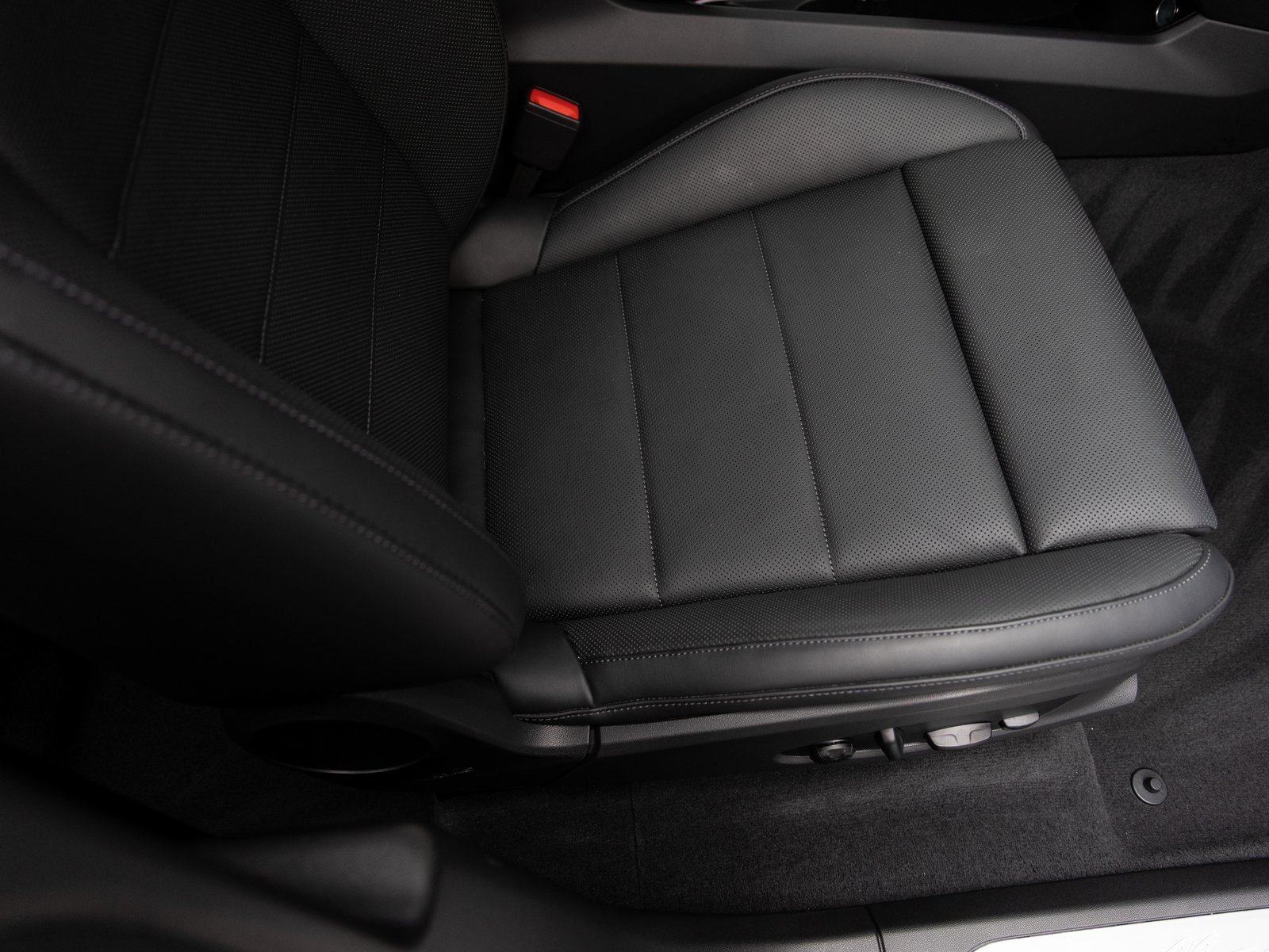 Used 2025 Porsche Macan Electric image 33