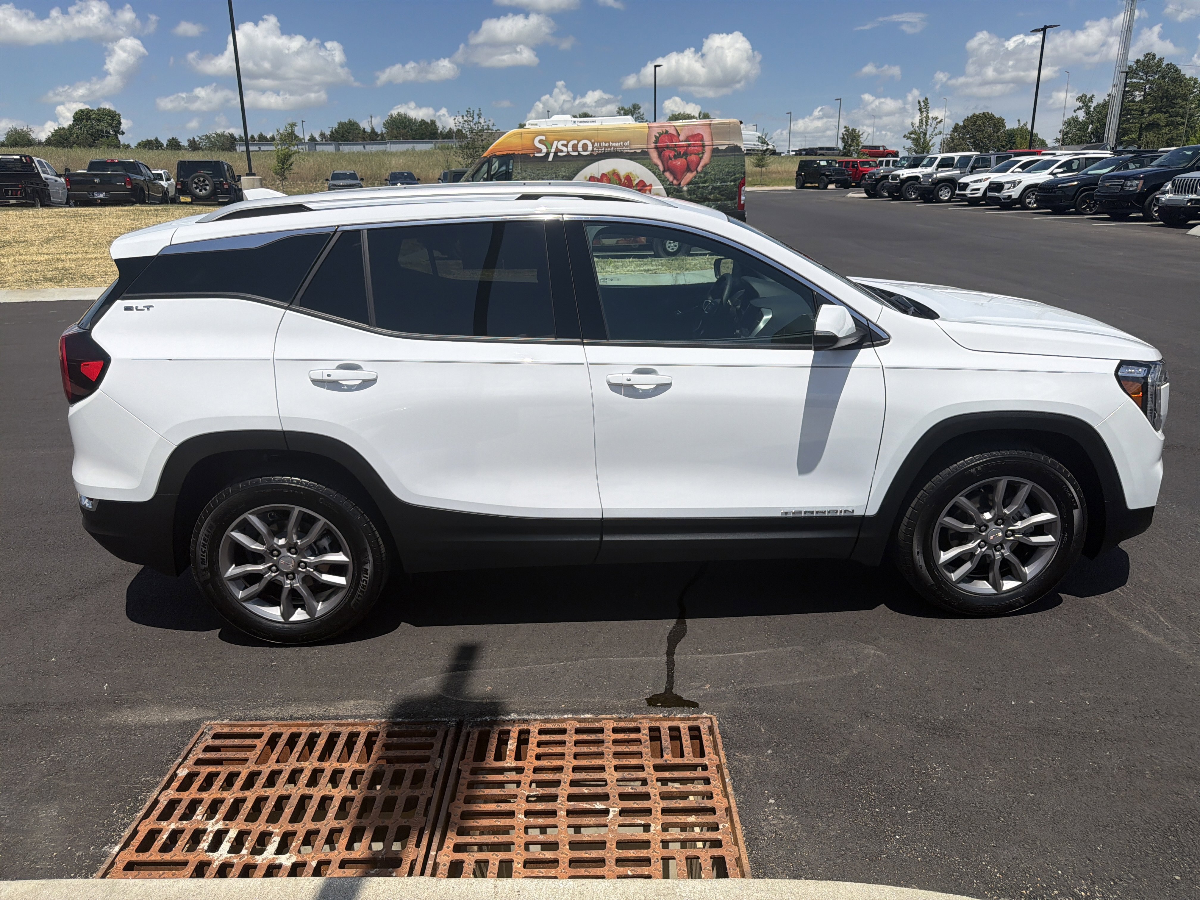 Used 2024 GMC Terrain SLT AWD/4WD image 9