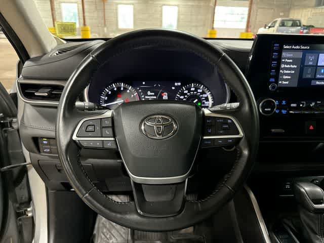 Used 2022 Toyota Highlander XLE AWD/4WD image 19