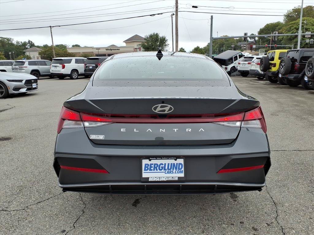 Used 2026 Hyundai Elantra SE FWD image 5