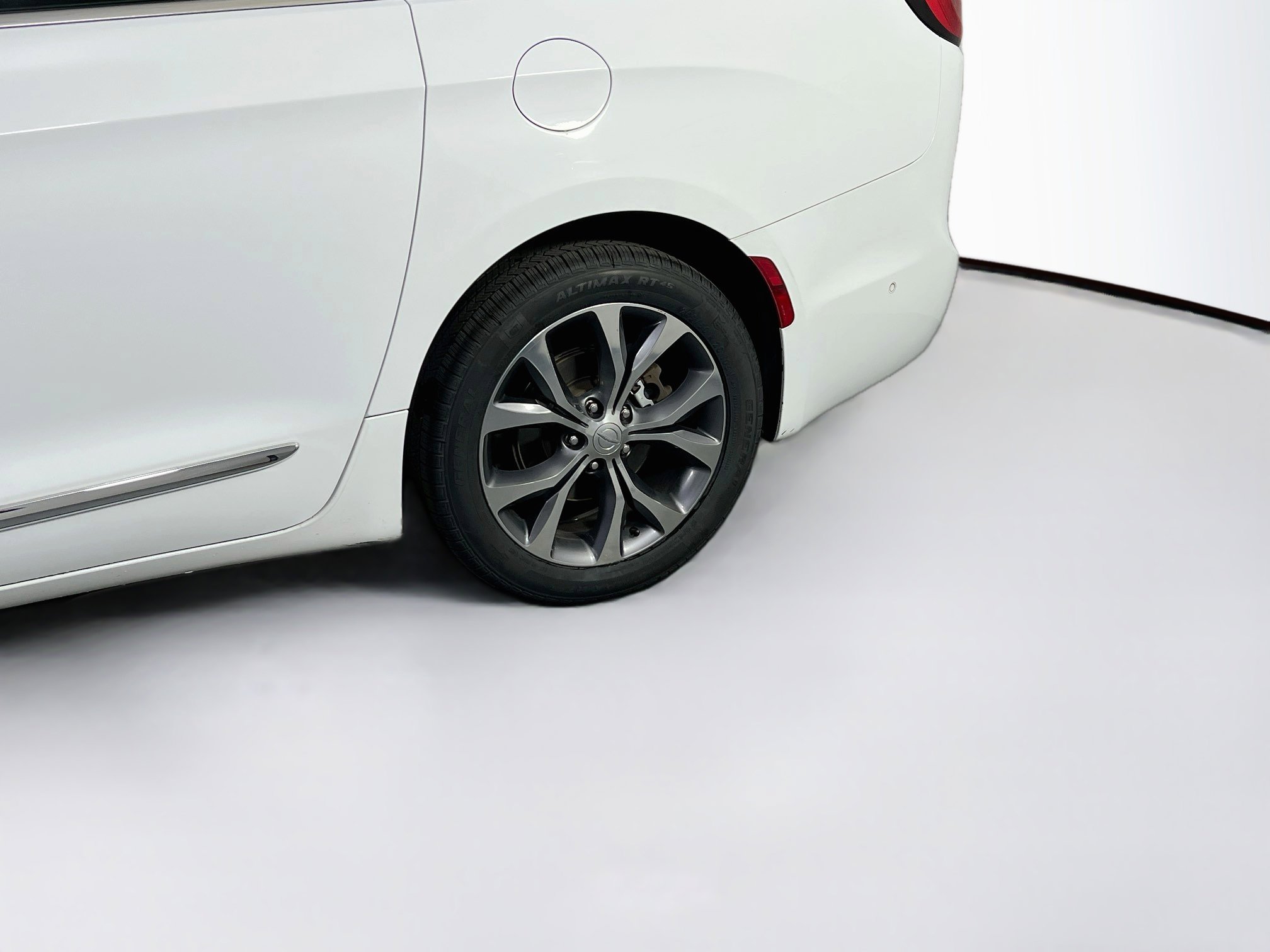 Used 2017 Chrysler Pacifica Limited w/ UConnect Theater Package FWD image 33