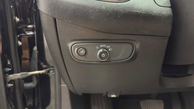 Used 2018 Chevrolet Equinox LS FWD image 28