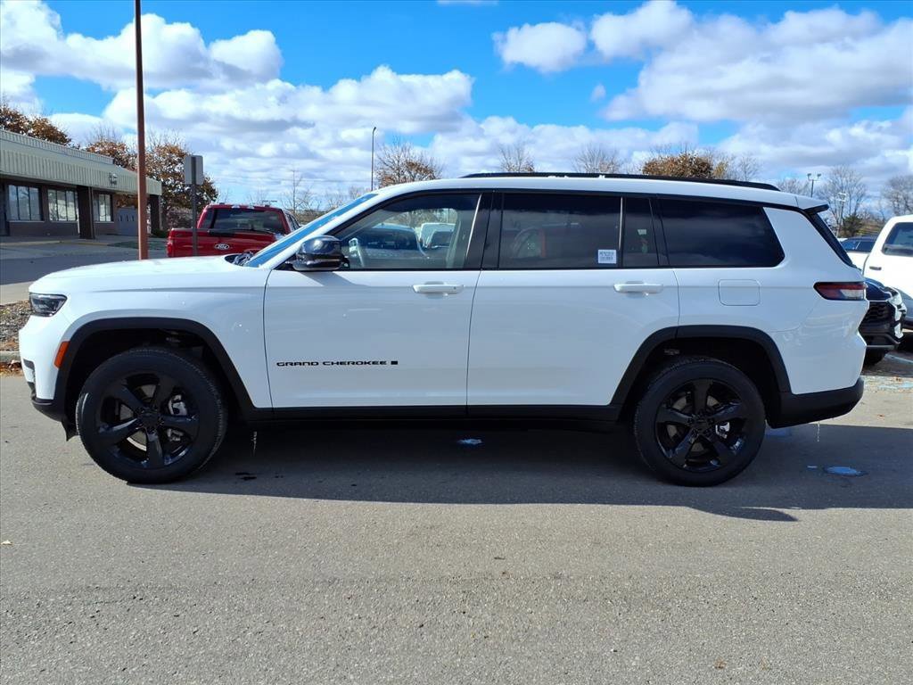 Used 2023 Jeep Grand Cherokee L Laredo image 2