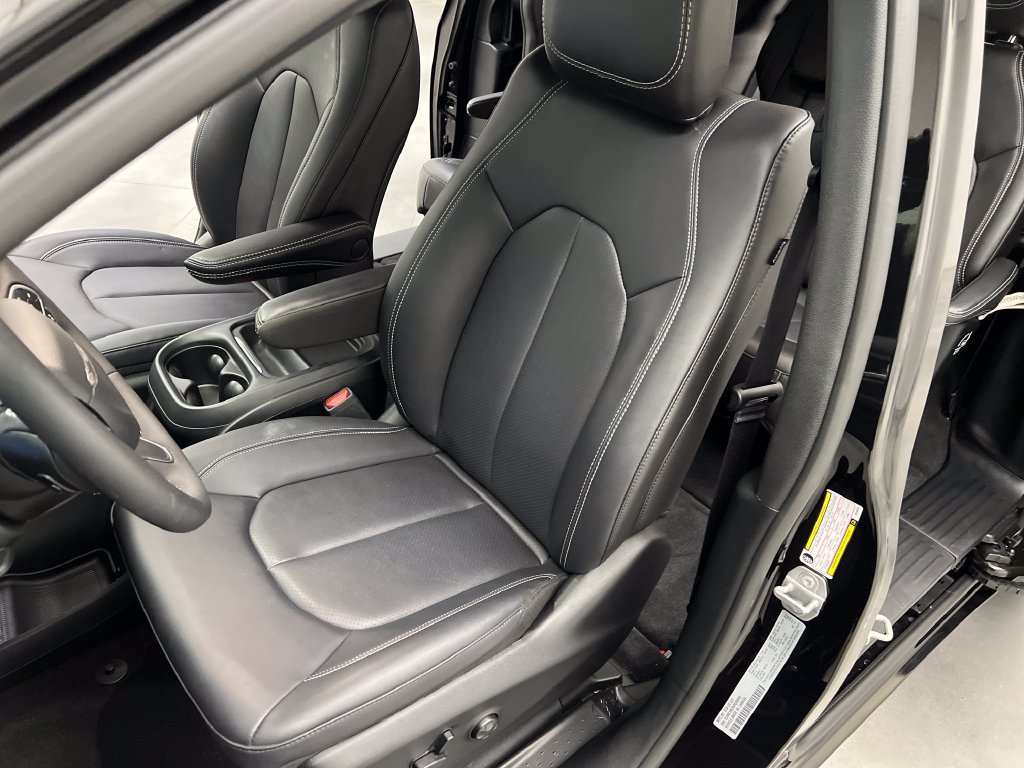 Used 2027 Chrysler Pacifica Select FWD image 11
