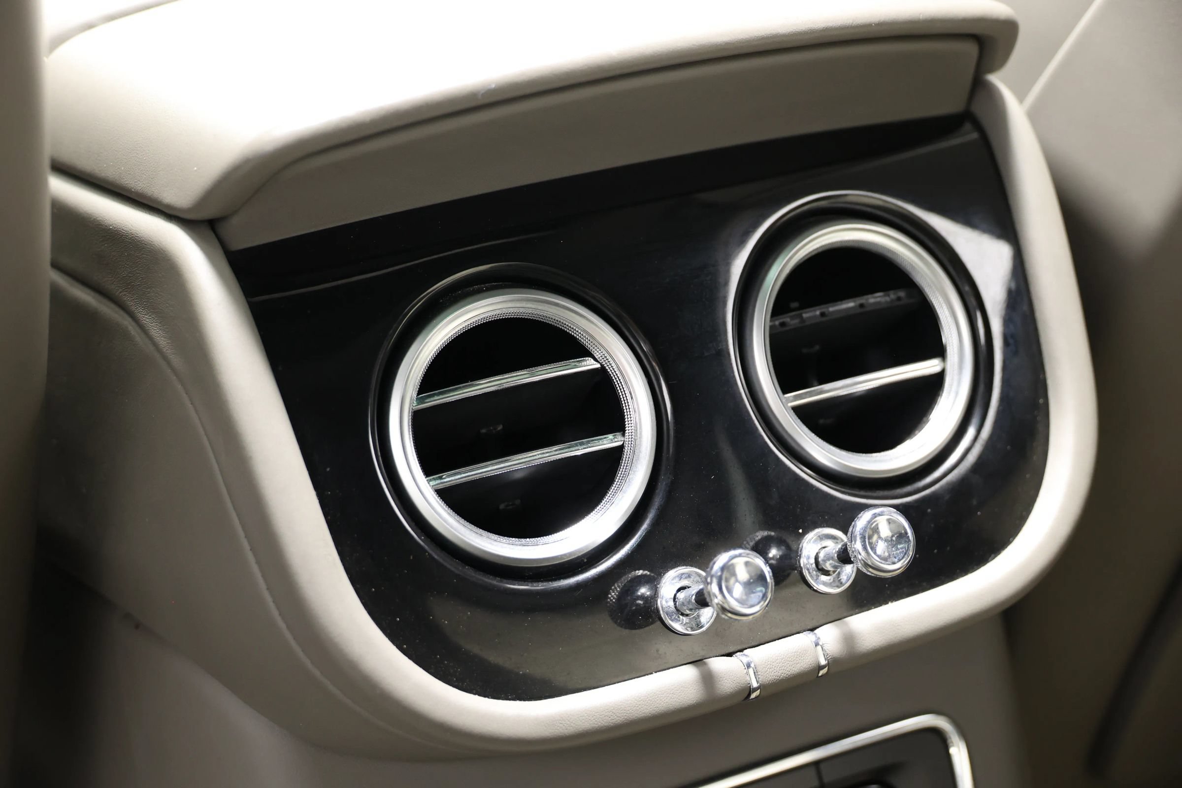 Used 2018 Bentley Bentayga Onyx Edition AWD/4WD image 68