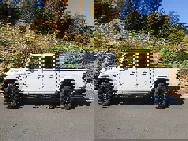 Used 2023 Jeep Gladiator Willys image 3