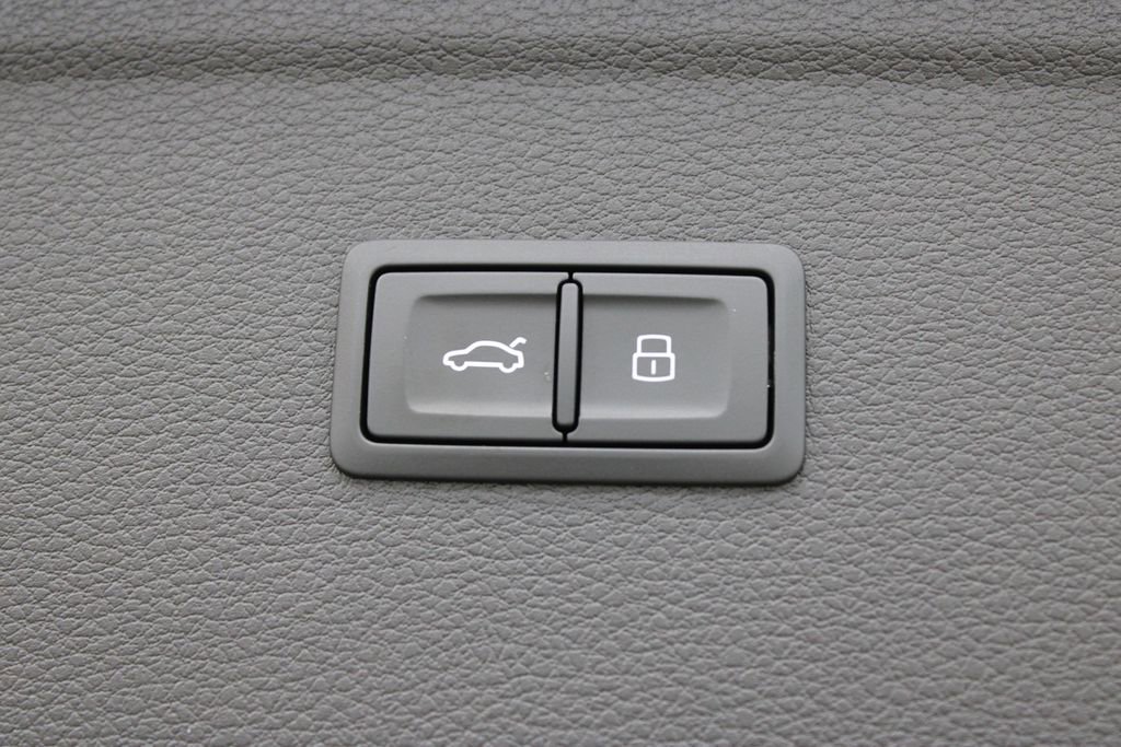 Certified 2024 Audi Q5 e Prestige image 32