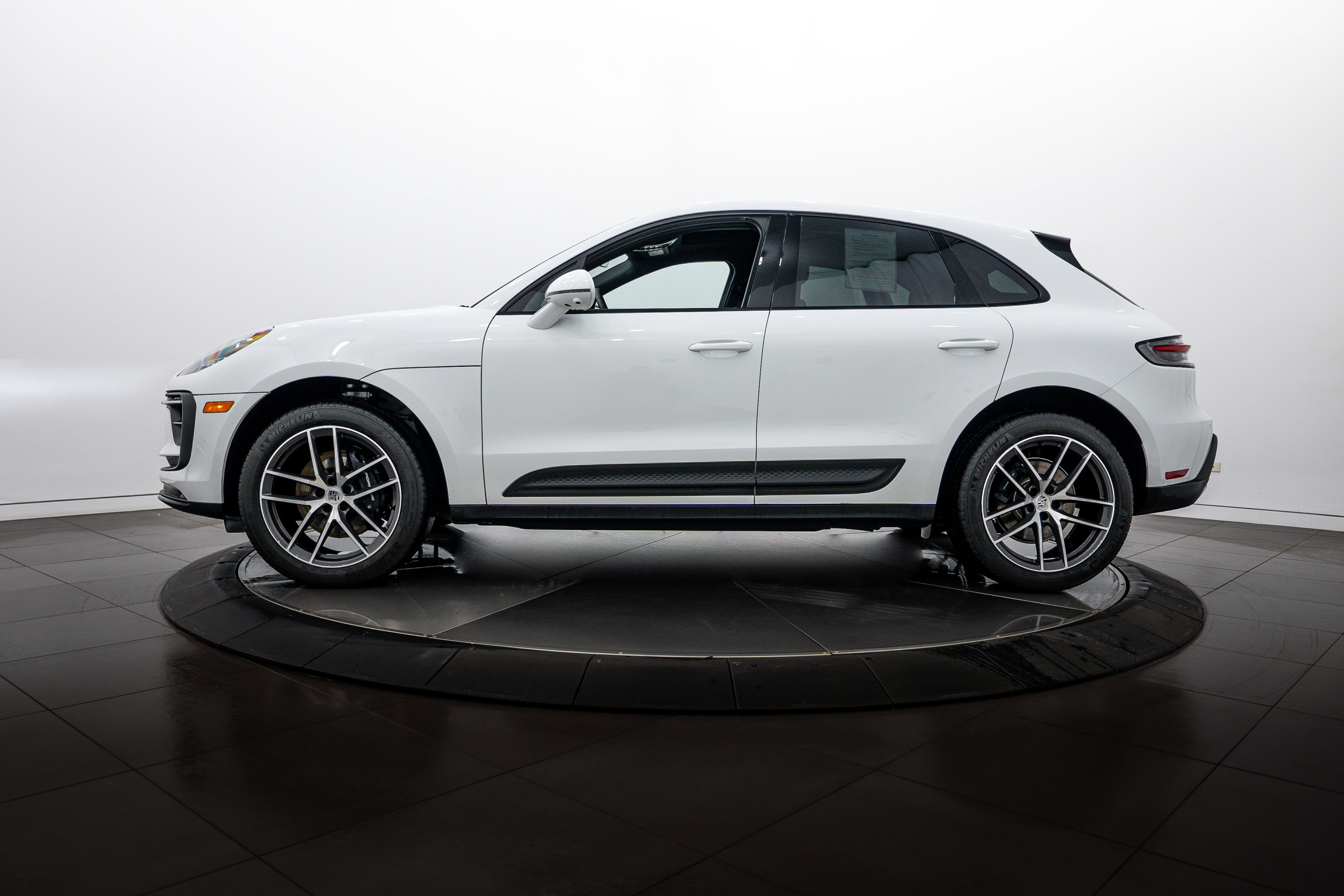Certified 2025 Porsche Macan image 2