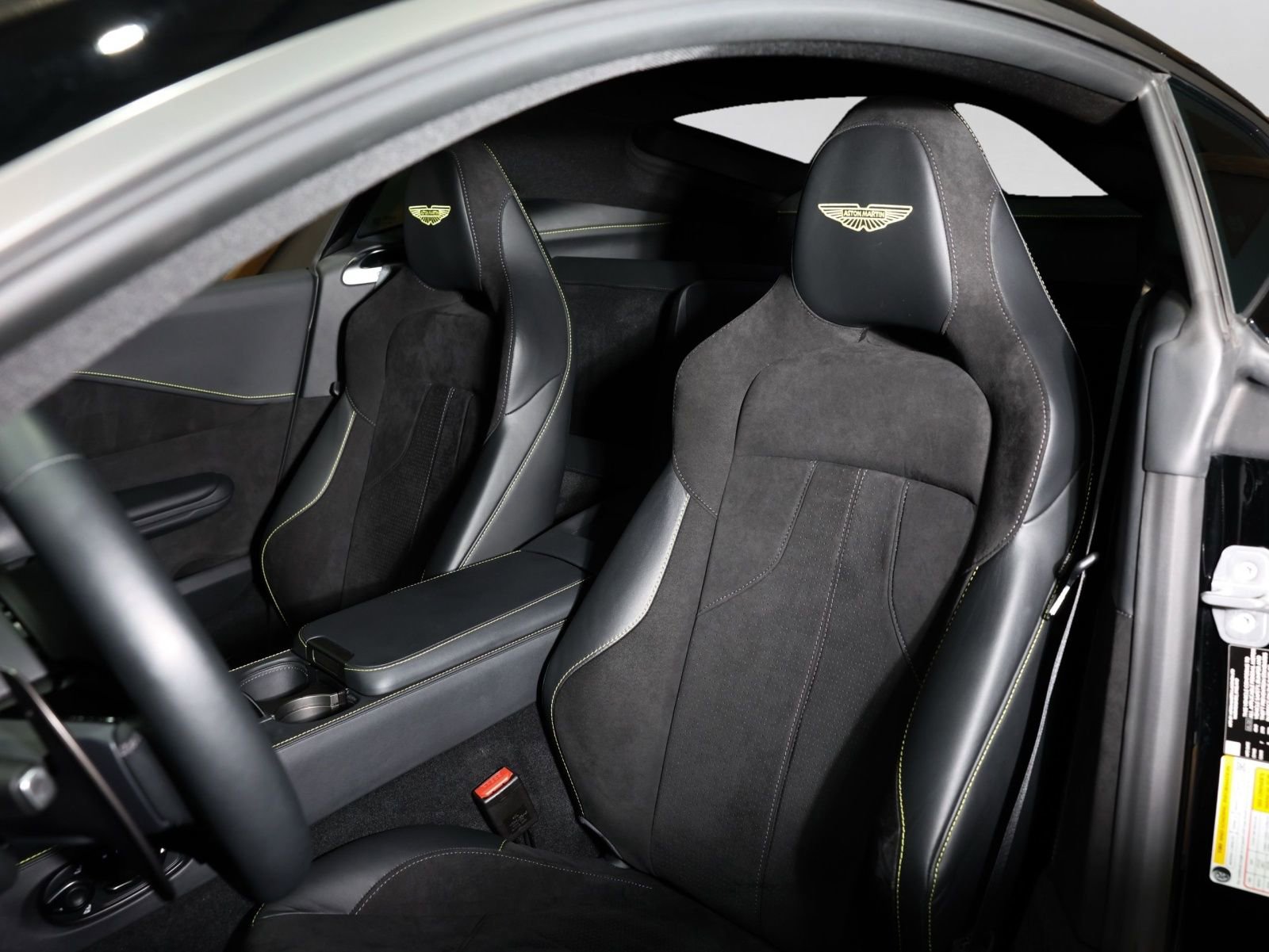 Used 2026 Aston Martin V8 Vantage Coupe RWD image 4