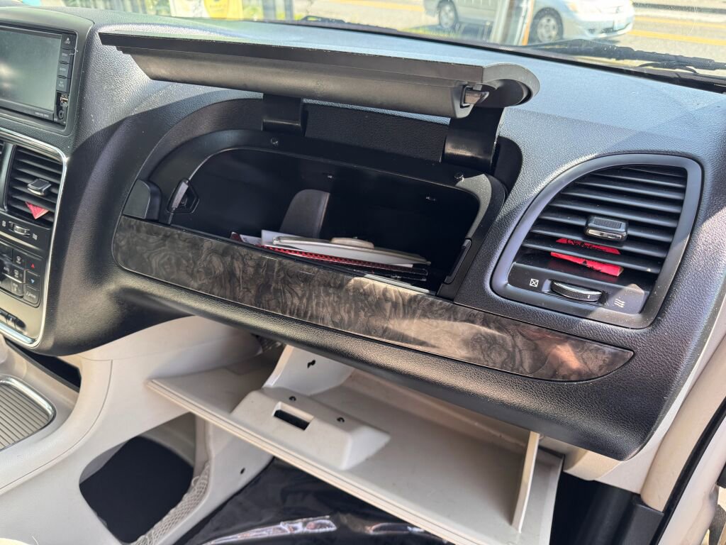 Used 2011 Dodge Grand Caravan Crew FWD image 17