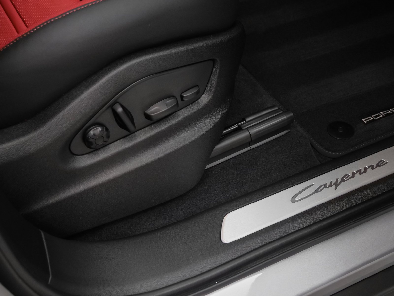 Used 2025 Porsche Cayenne Coupe image 21