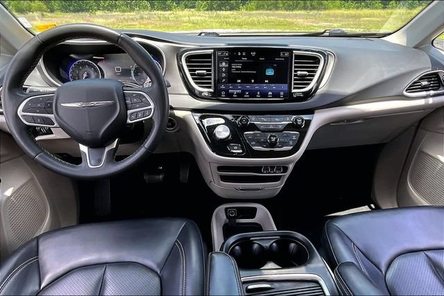 Used 2023 Chrysler Pacifica Touring-L FWD image 7