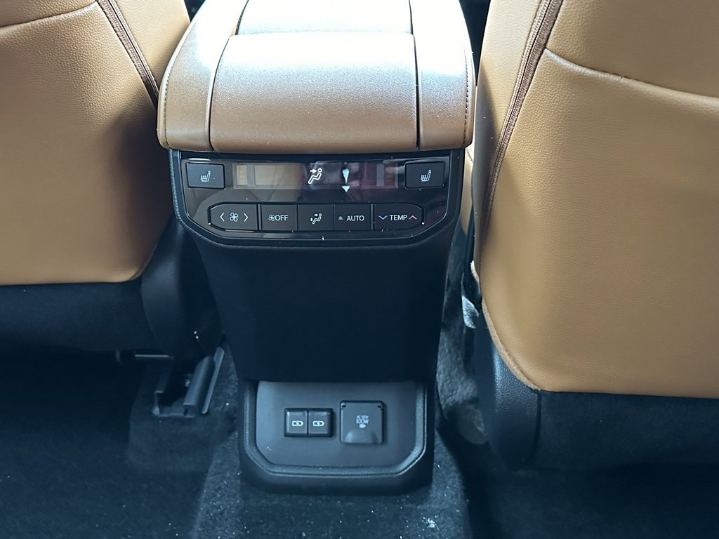 New 2026 Toyota Highlander Platinum image 18