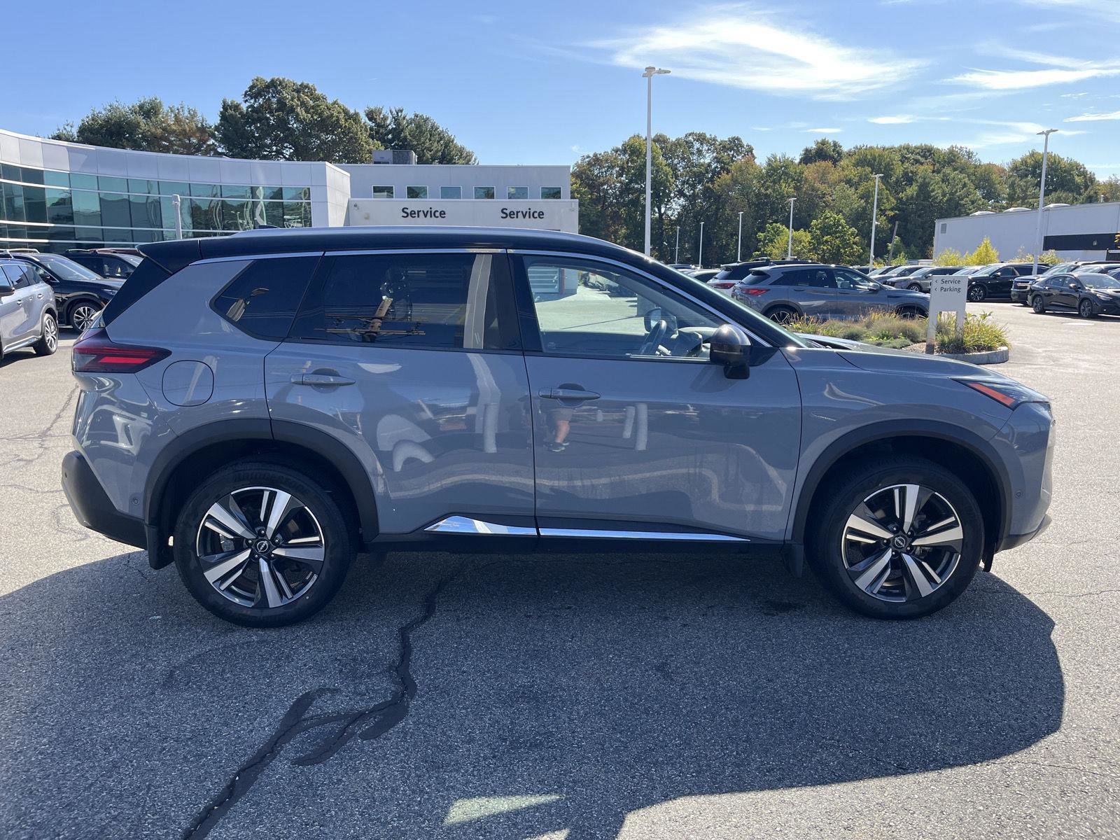 Used 2023 Nissan Rogue SL w/ SL Premium Package image 3