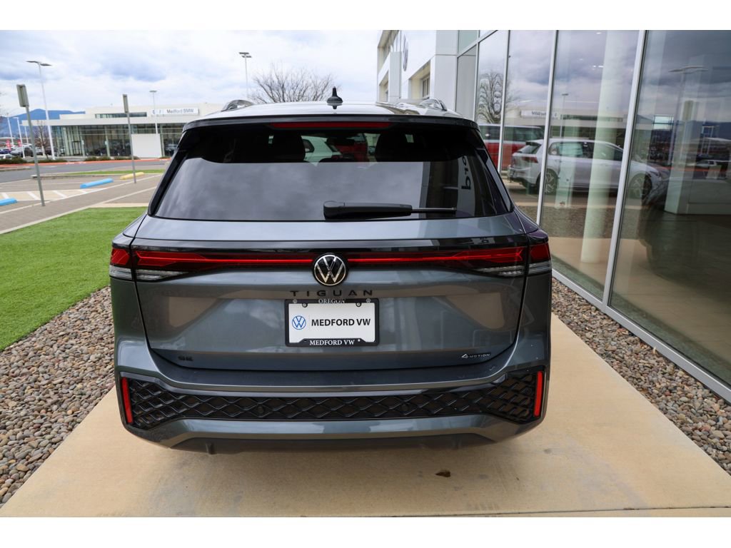 Used 2025 Volkswagen Tiguan SE R-Line image 5