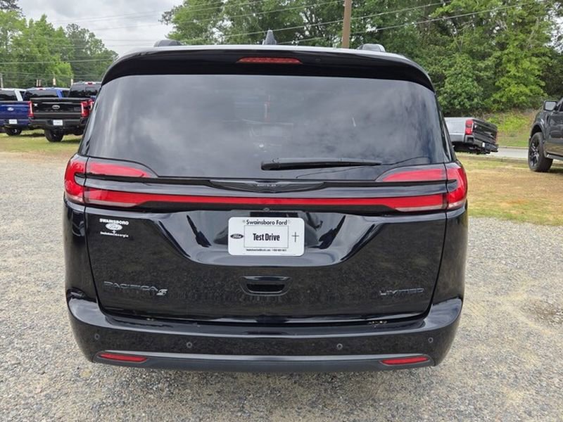 Used 2024 Chrysler Pacifica Limited w/ Uconnect Theater Family Group FWD image 13