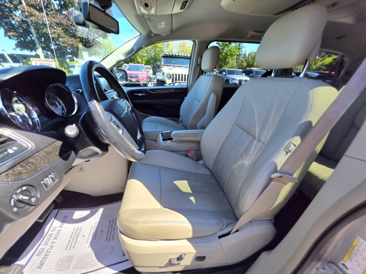 Used 2015 Chrysler Town & Country Touring-L FWD image 9