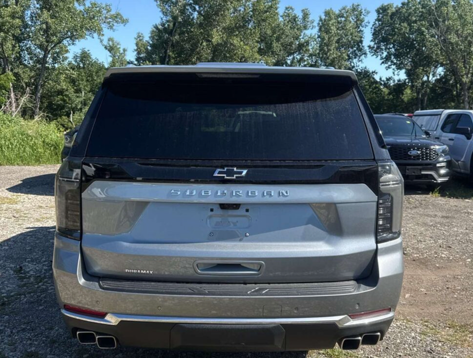 Used 2025 Chevrolet Suburban High Country AWD/4WD image 5