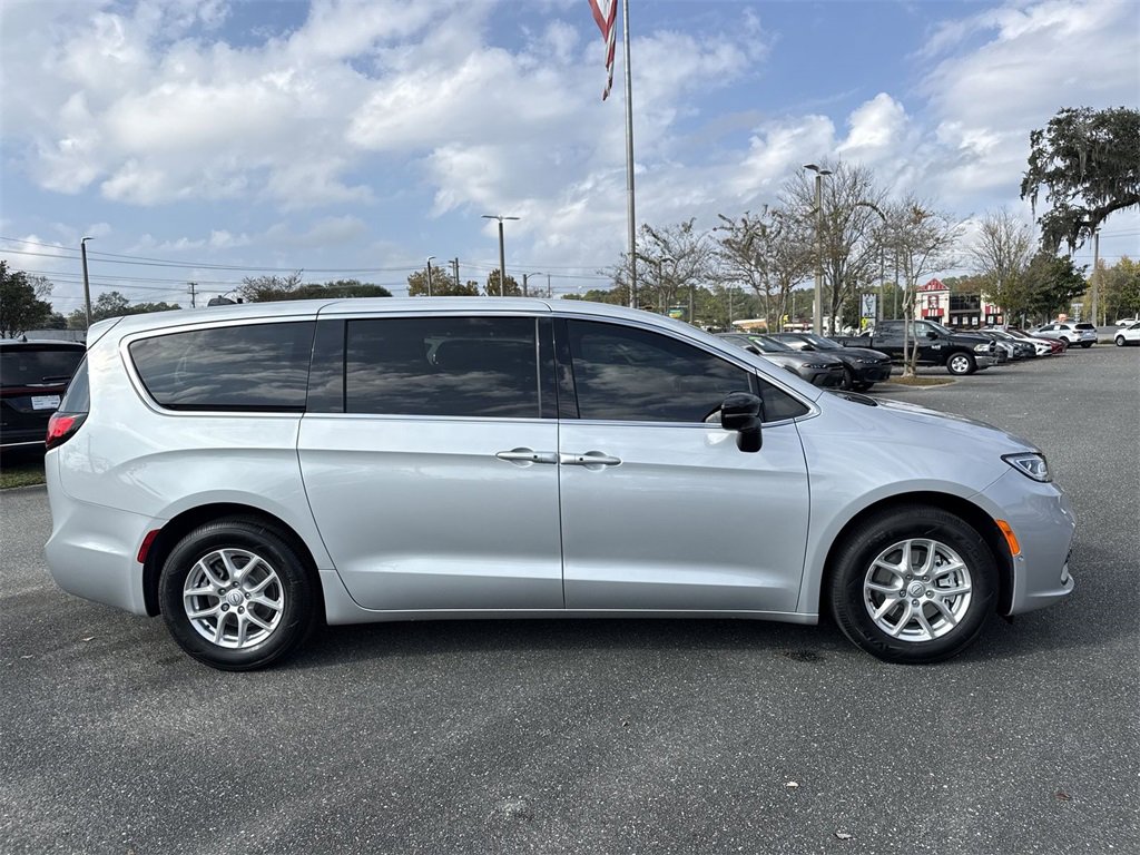 New 2026 Chrysler Pacifica Select image 2