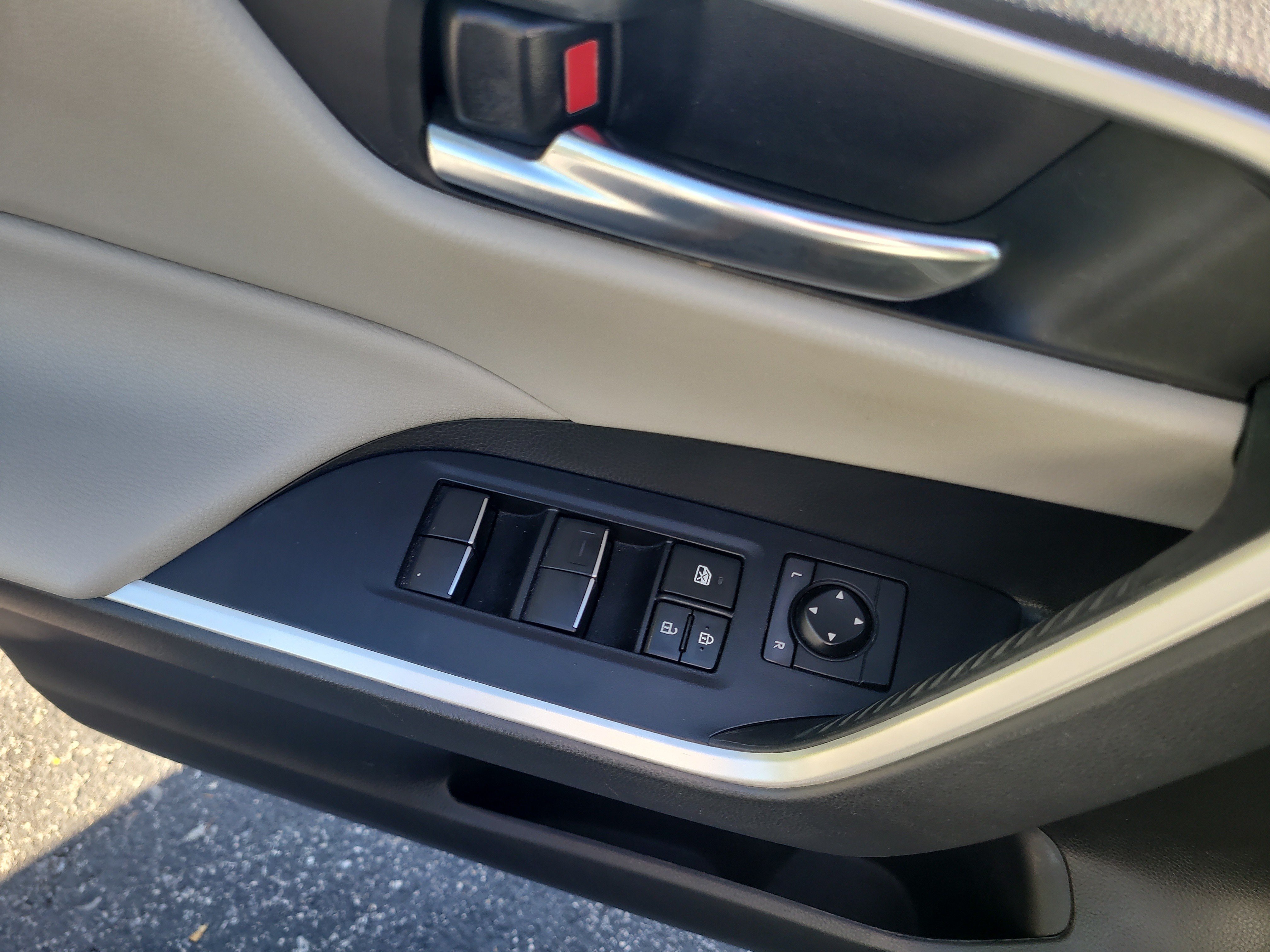 Used 2020 Toyota RAV4 XLE Premium FWD image 19