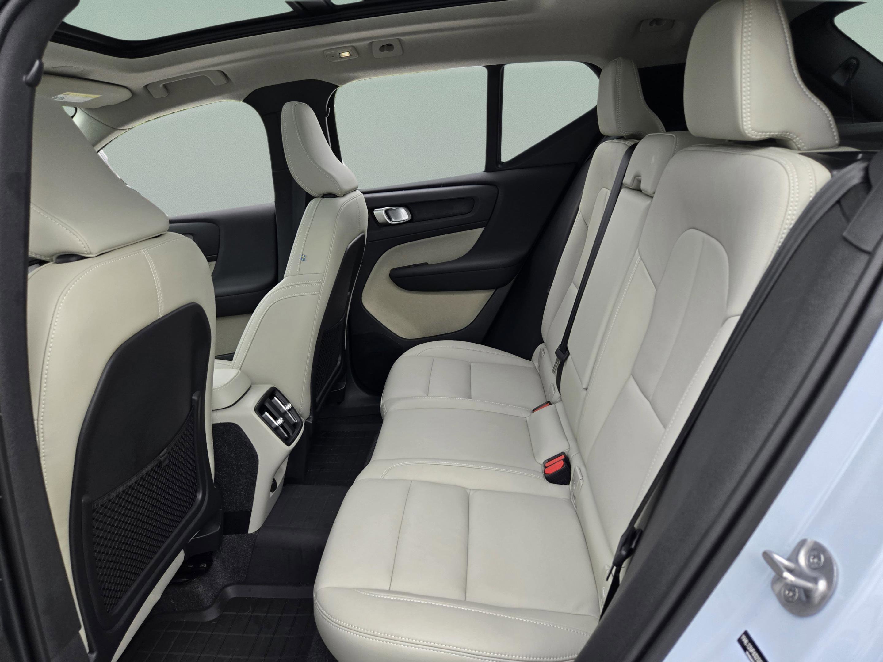 Used 2025 Volvo XC40 B5 Ultra AWD/4WD image 23
