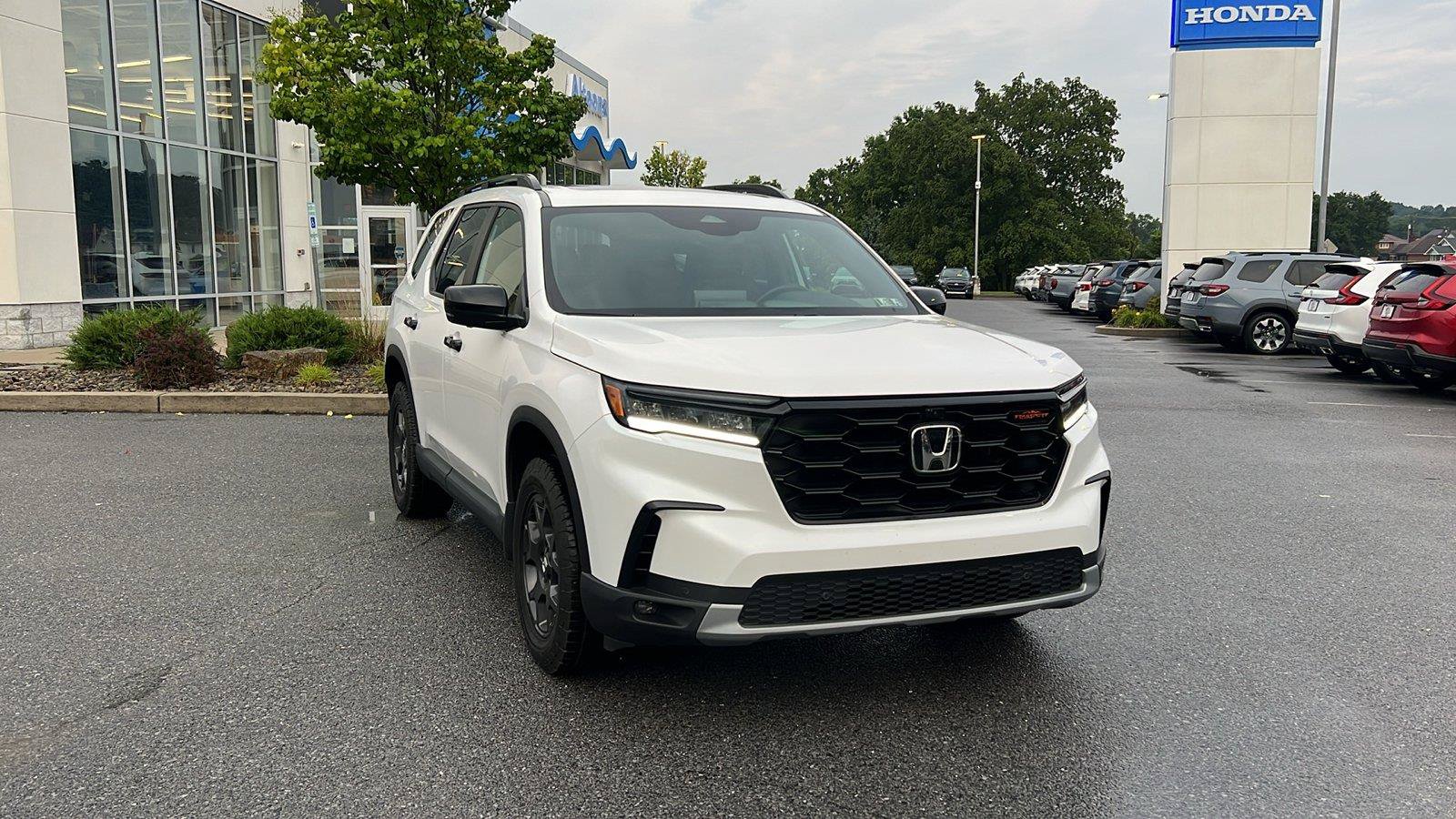 Used 2025 Honda Pilot TrailSport image 1