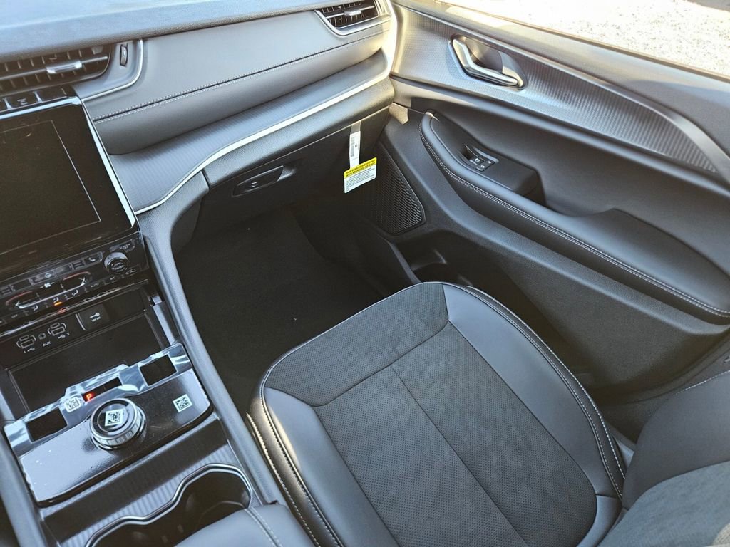 New 2025 Jeep Grand Cherokee Altitude image 15