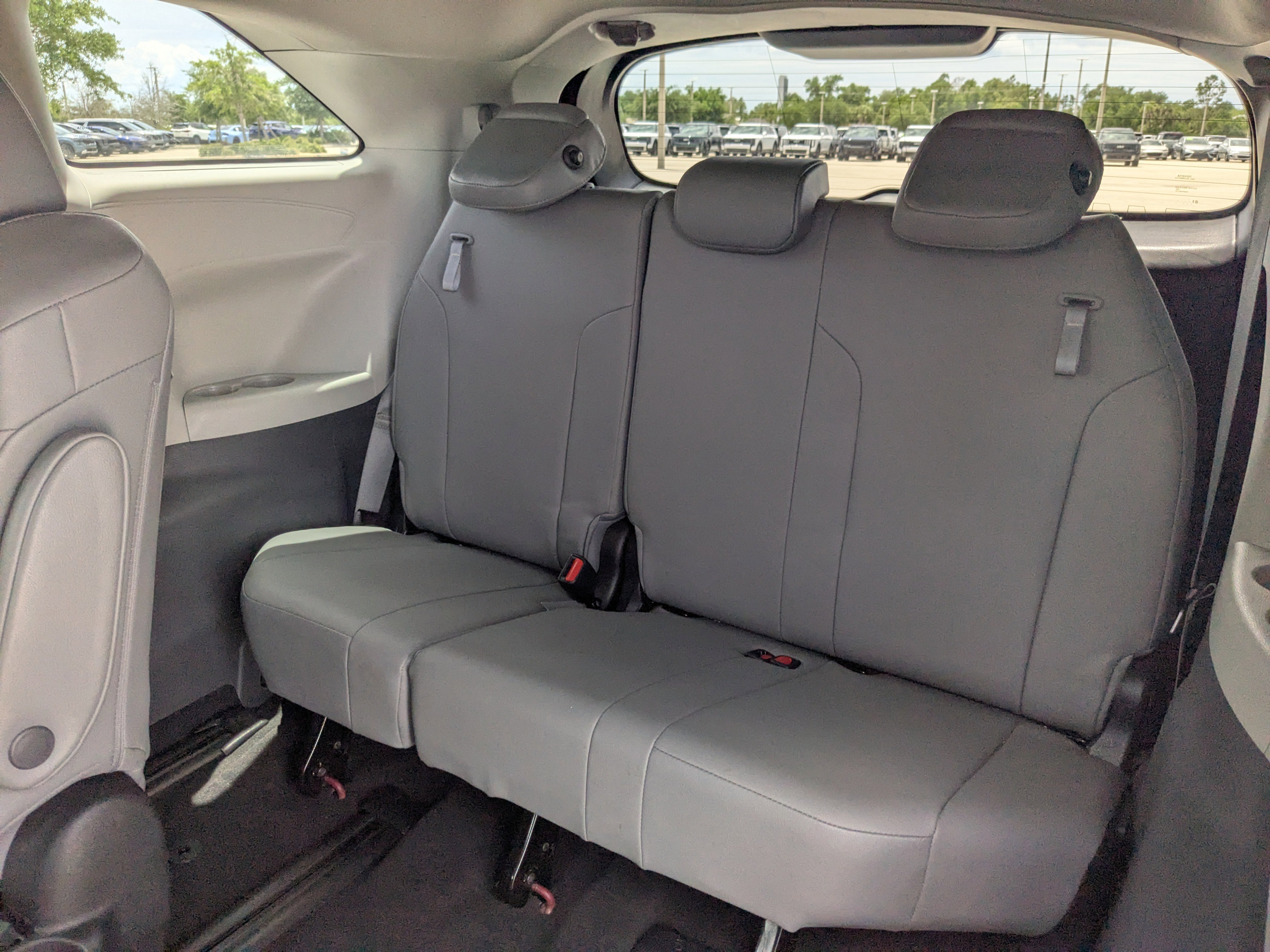 Used 2022 Toyota Sienna XLE FWD image 16