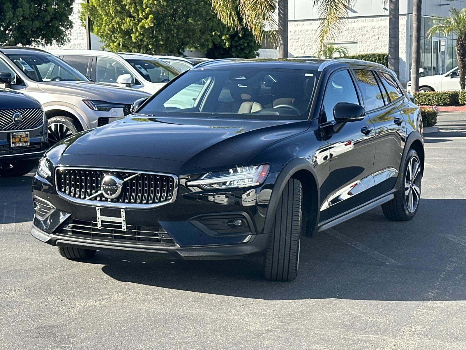 Certified 2025 Volvo V60 B5 Cross Country Plus image 3