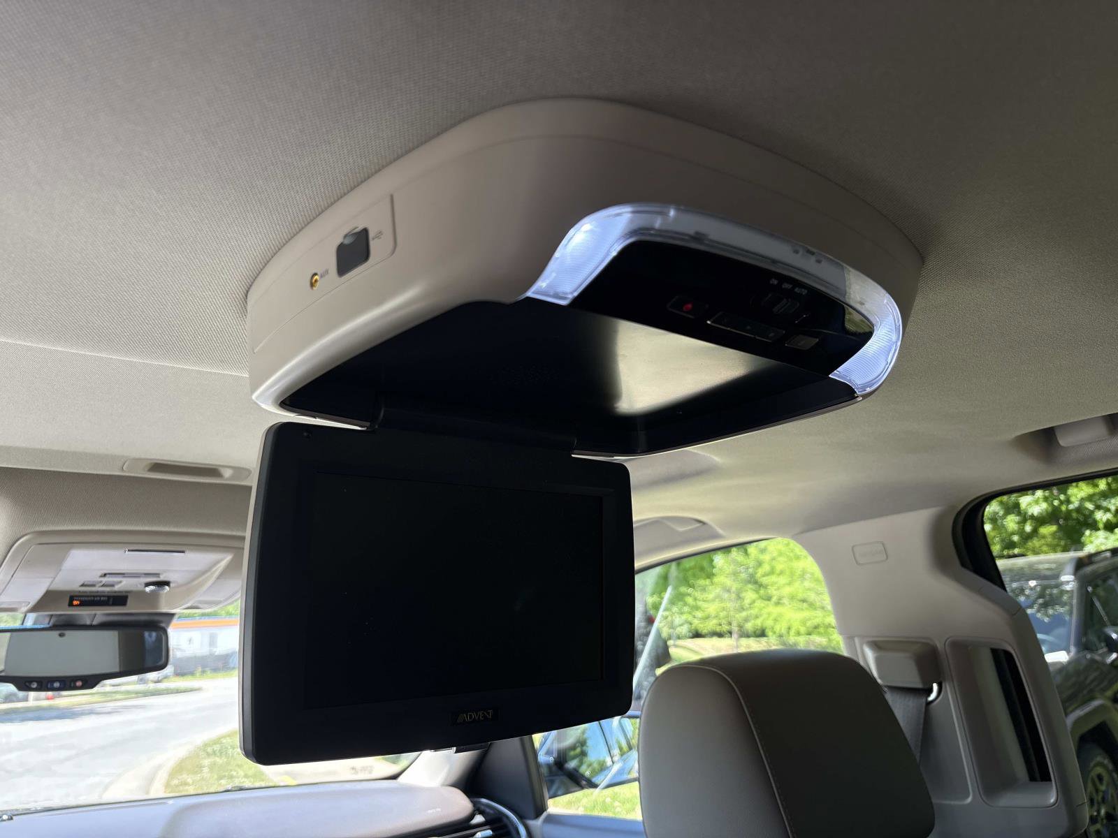 Used 2016 Chevrolet Suburban LT w/ Luxury Package RWD image 30