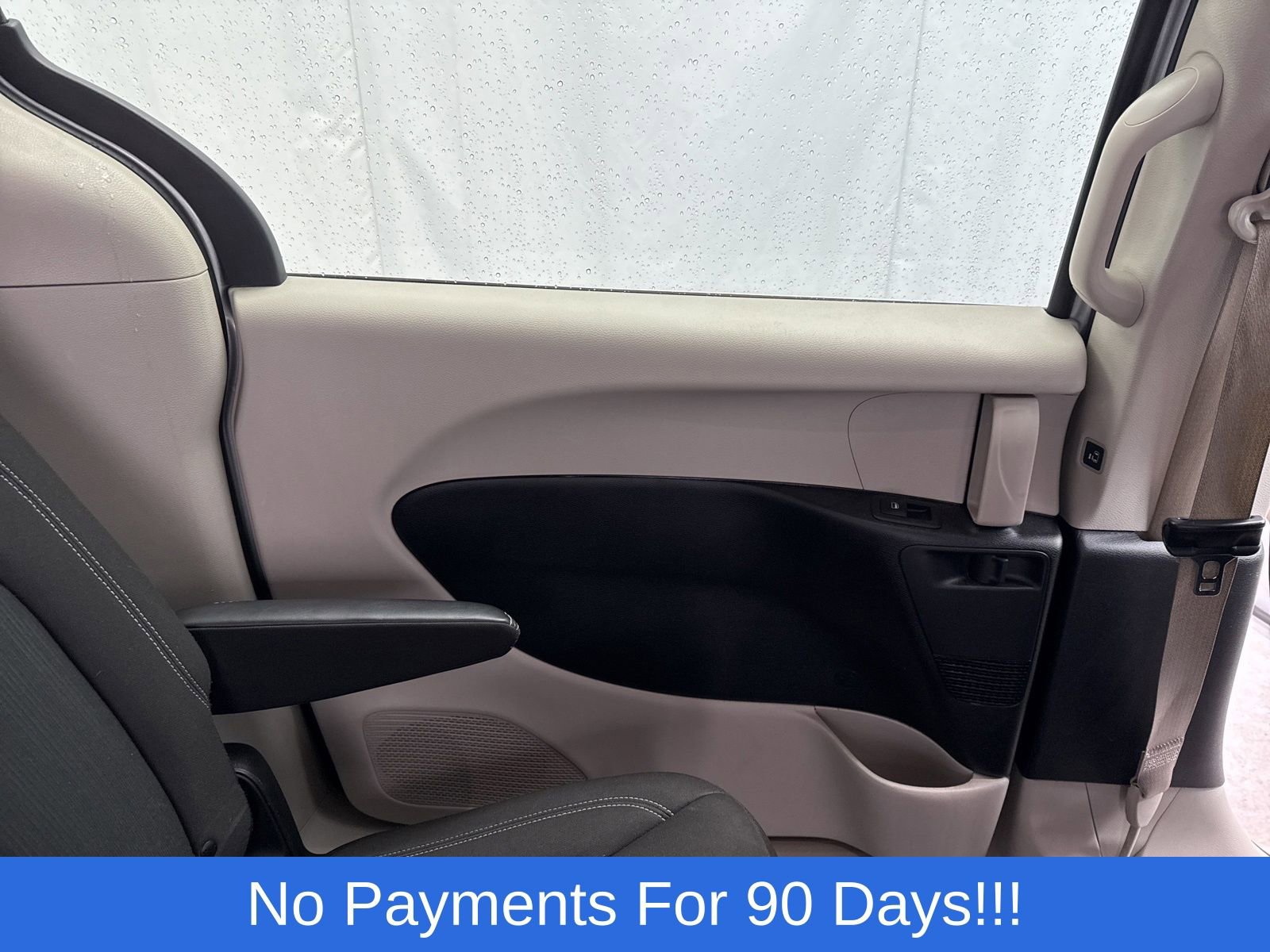 Used 2022 Chrysler Voyager LX image 29