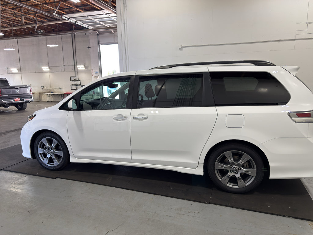 Used 2018 Toyota Sienna SE Premium FWD image 11