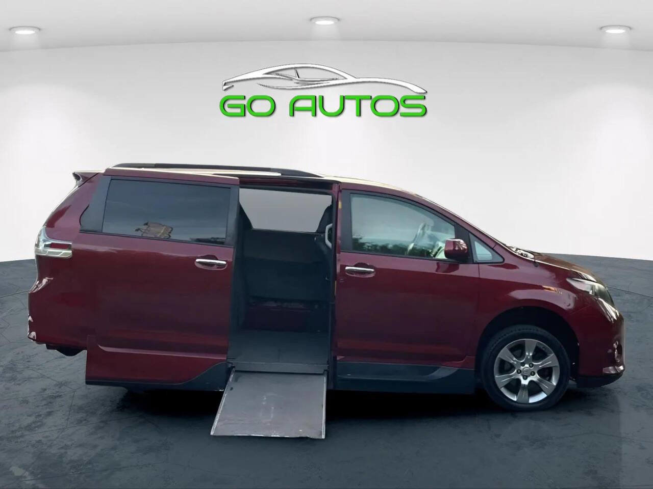 Used 2014 Toyota Sienna SE image 9
