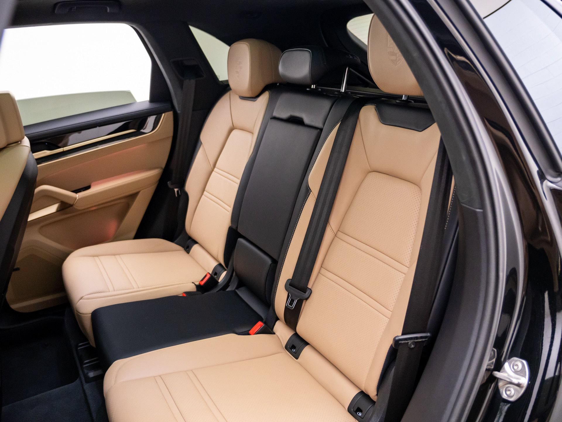 Certified 2025 Porsche Cayenne Turbo AWD/4WD image 19